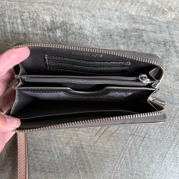 Michael Kors Metallic Bifold Wallet Wristlet Zip Closure - Picture 5 of 6